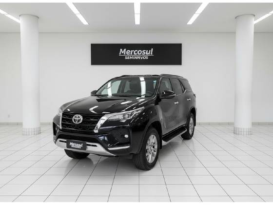 TOYOTA HILUX SW4 2.8 D-4D TURBO DIESEL SRX 4X4 AUTOMÁTICO